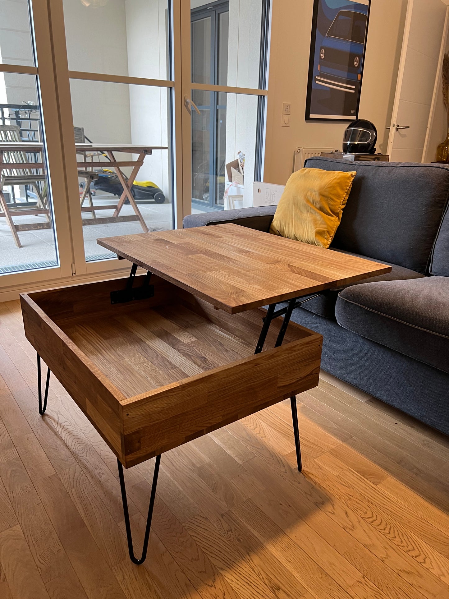 Table basse relevable de salon en chêne massif, avec canapé