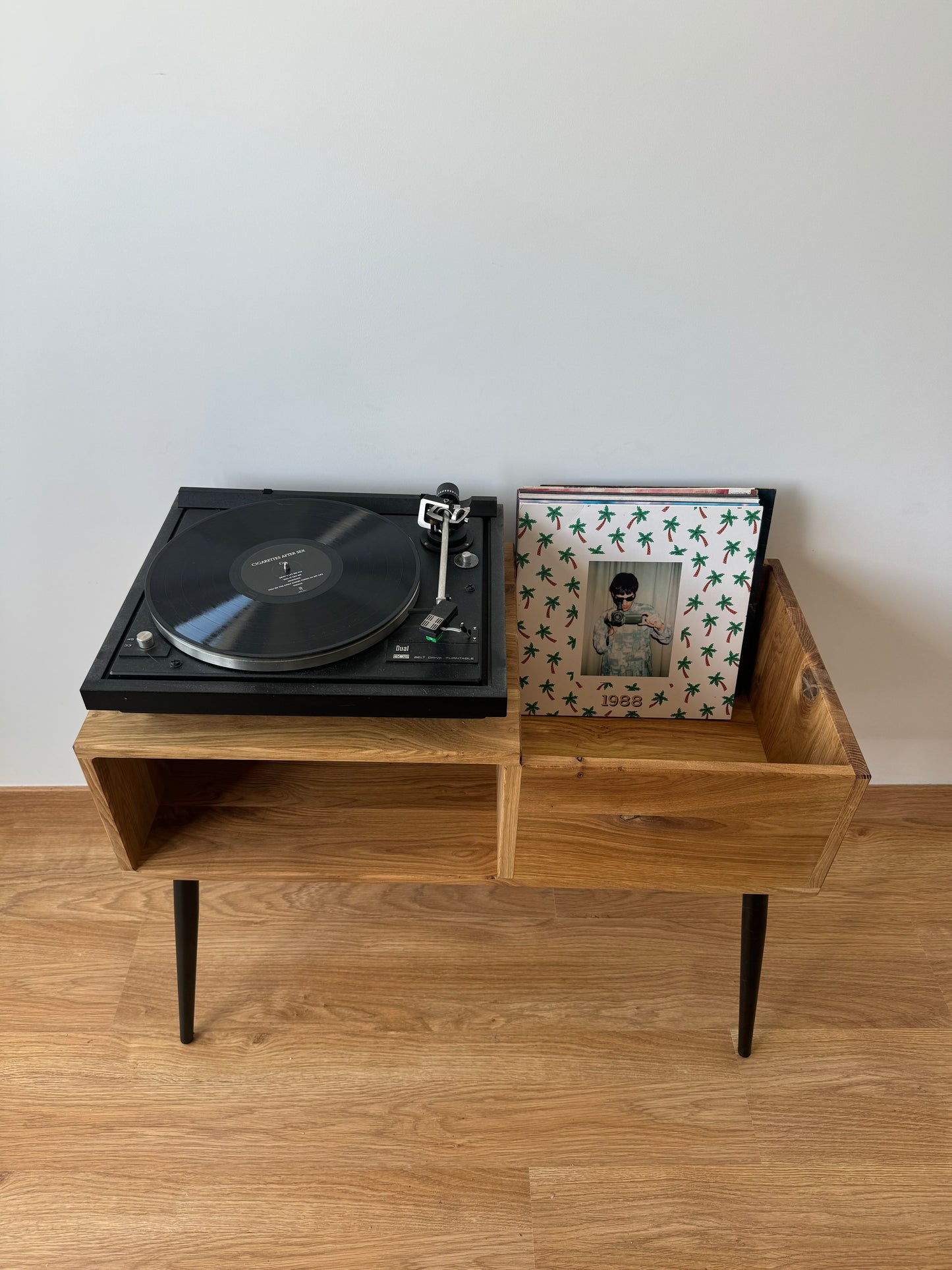 Meuble rangement vinyle et platine vinyle en chêne massif. Pieds design