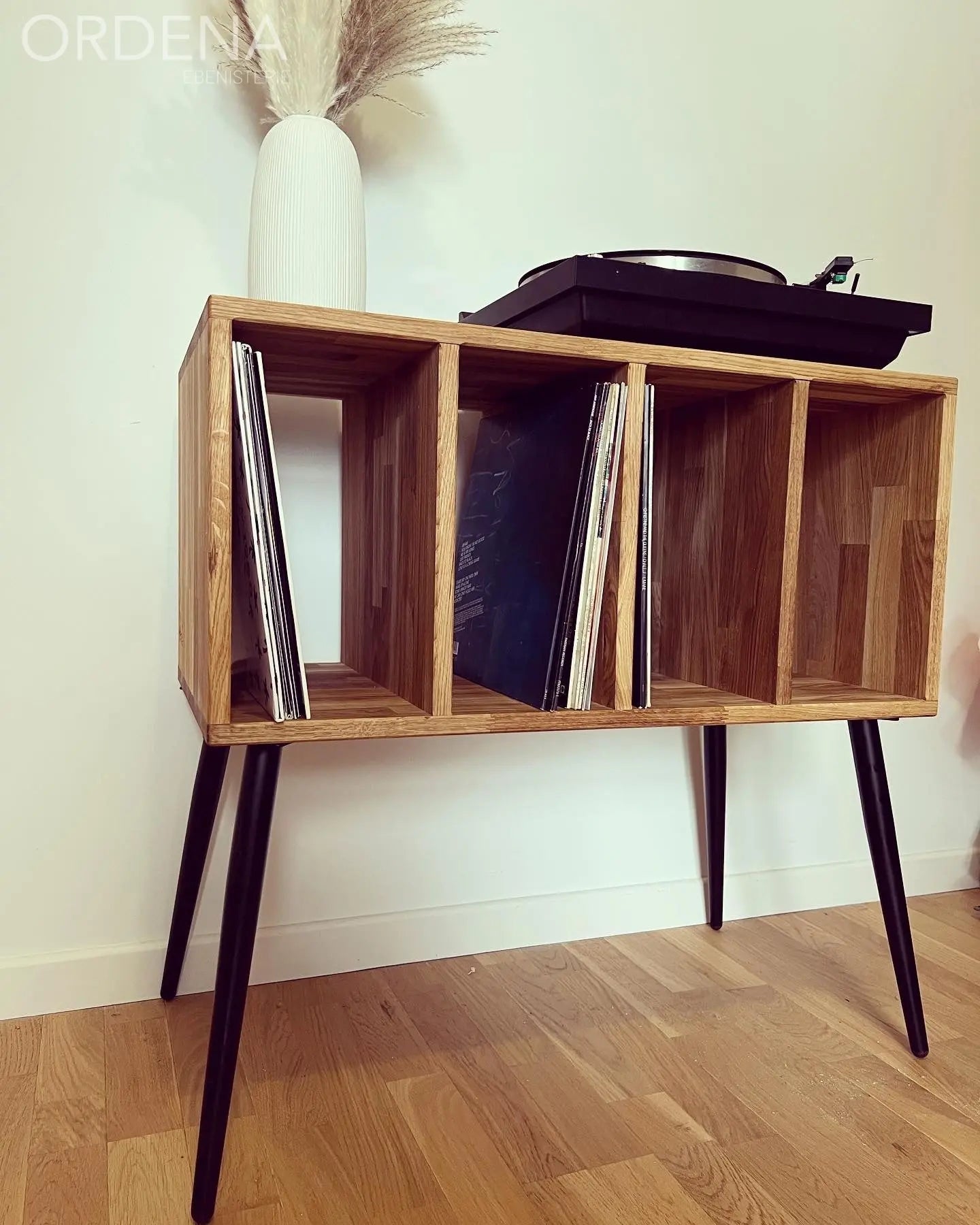 Meuble à casiers vinyle en chêne « L’audioStack » L'atelier du meuble scandinave