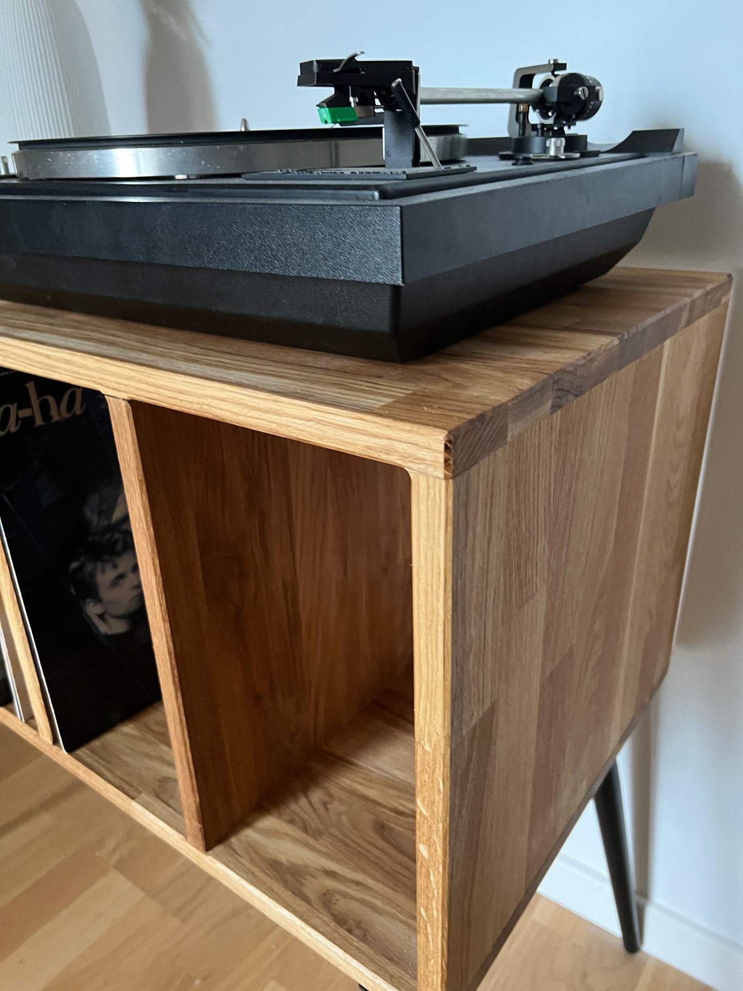 Meuble à casiers vinyle en chêne « L’audioStack » L'atelier du meuble scandinave