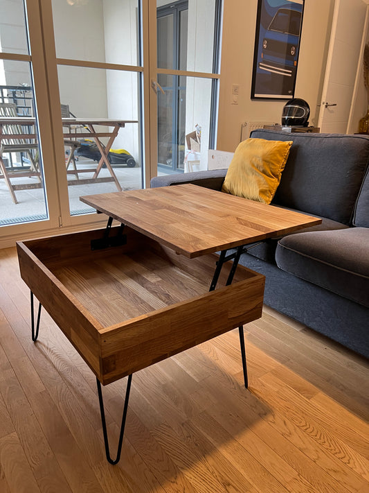 Table basse relevable de salon en chêne massif, avec canapé