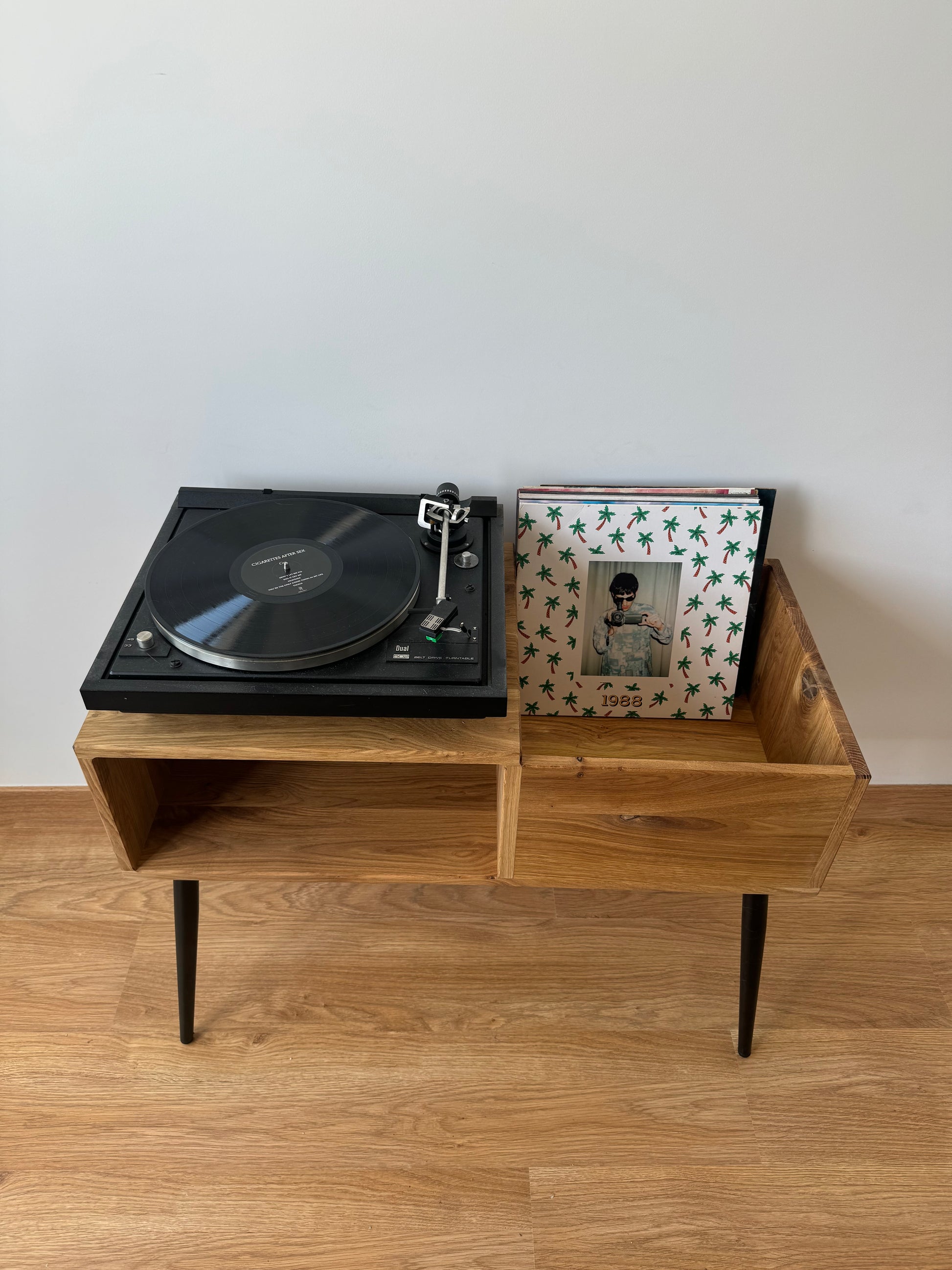 Meuble rangement vinyle et platine vinyle en chêne massif. Pieds design
