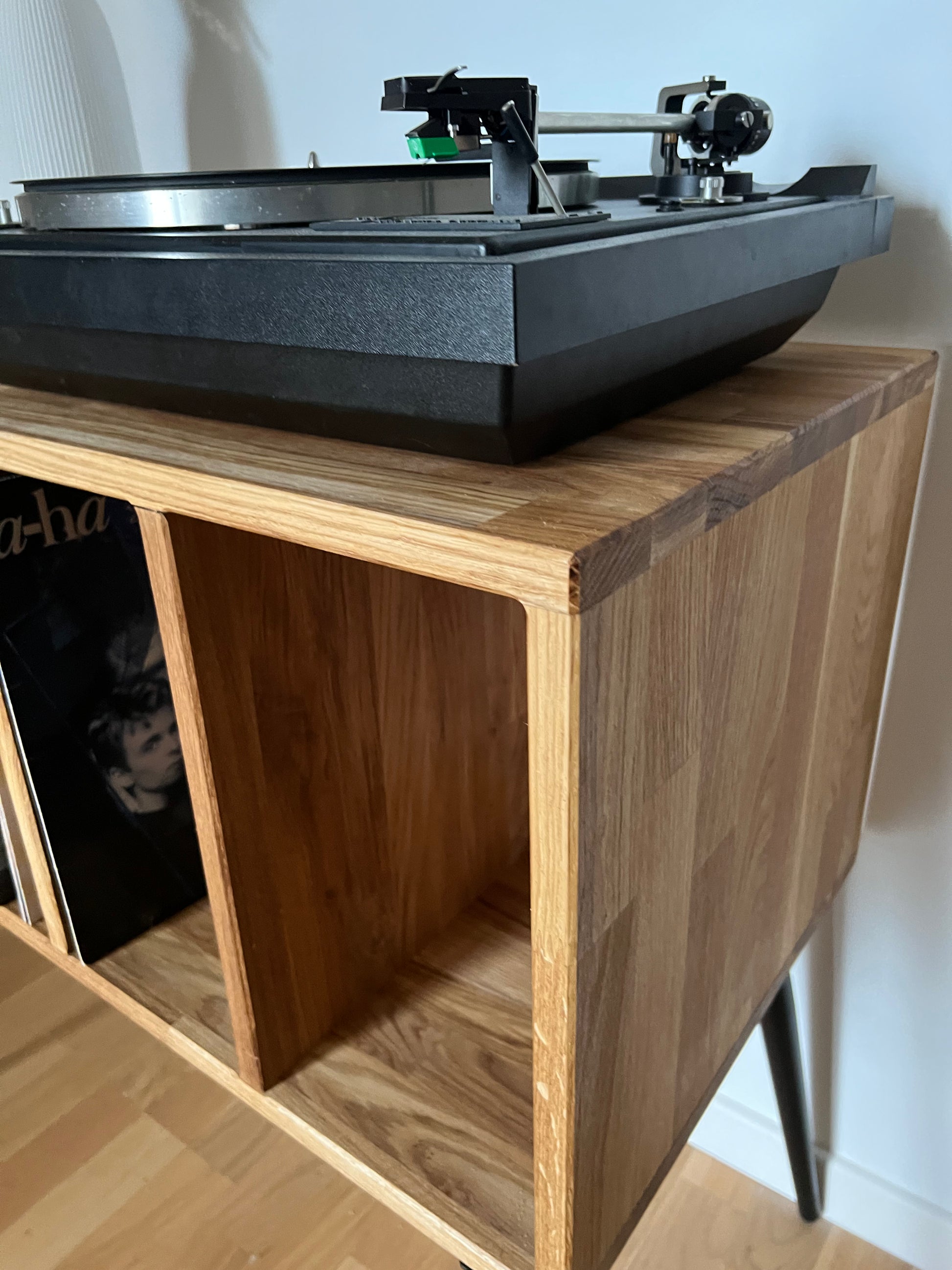 Meuble à casiers vinyle en chêne « L’audioStack » L'atelier du meuble scandinave